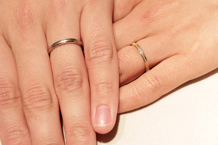 ご結婚指輪のお渡しの際にお手元を記念に撮影いたします。les desseins de DIEU 